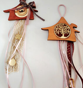 Χειροποίητο ξύλινο γούρι σε σχήμα σπιτιού