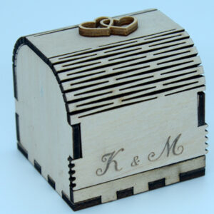 Ξύλινη μπομπονιέρα: Κουτί με τα αρχικά